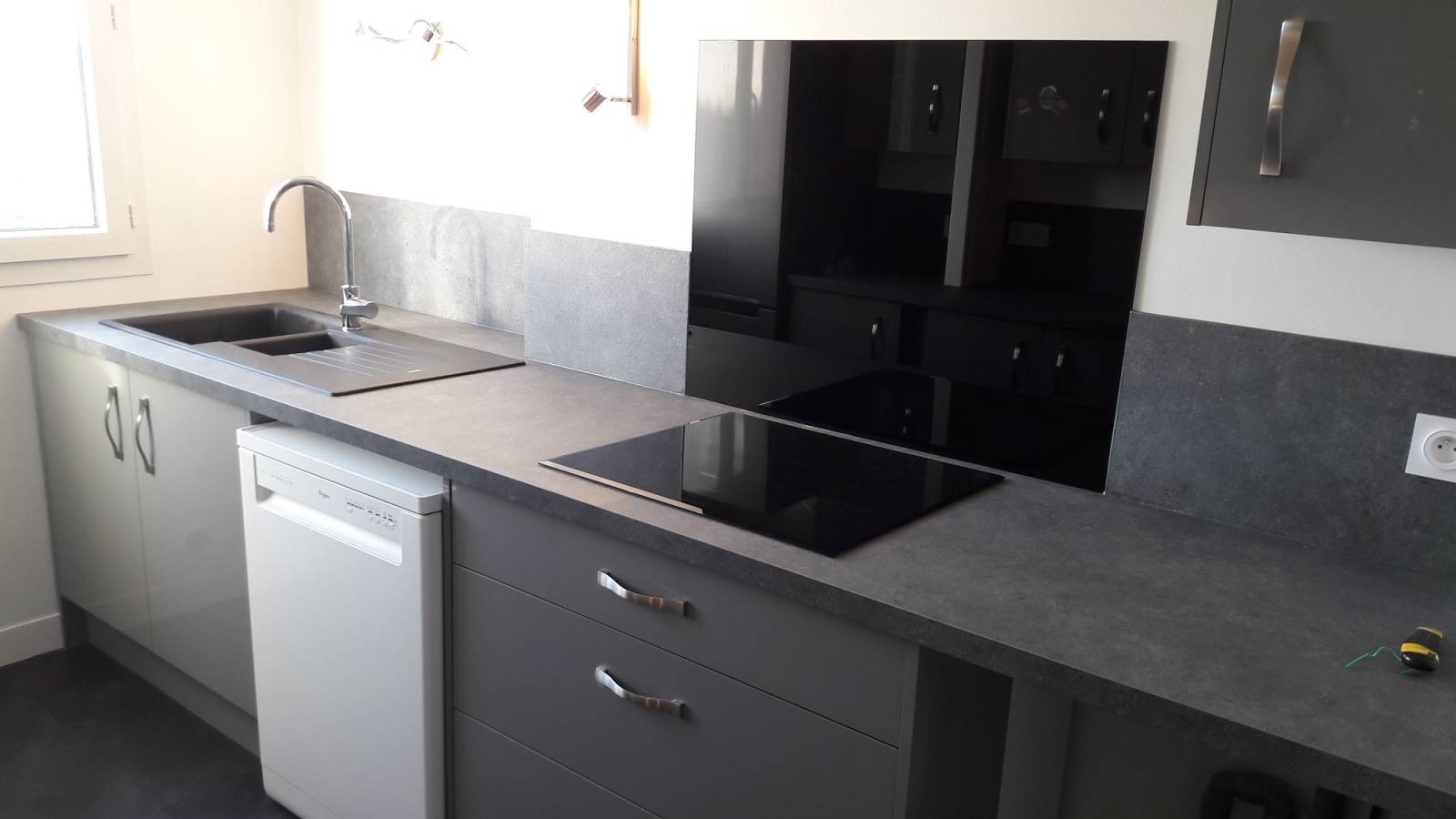 Réaliser la pose de sa cuisine aménagée par un menuisier proche Octeville sur mer