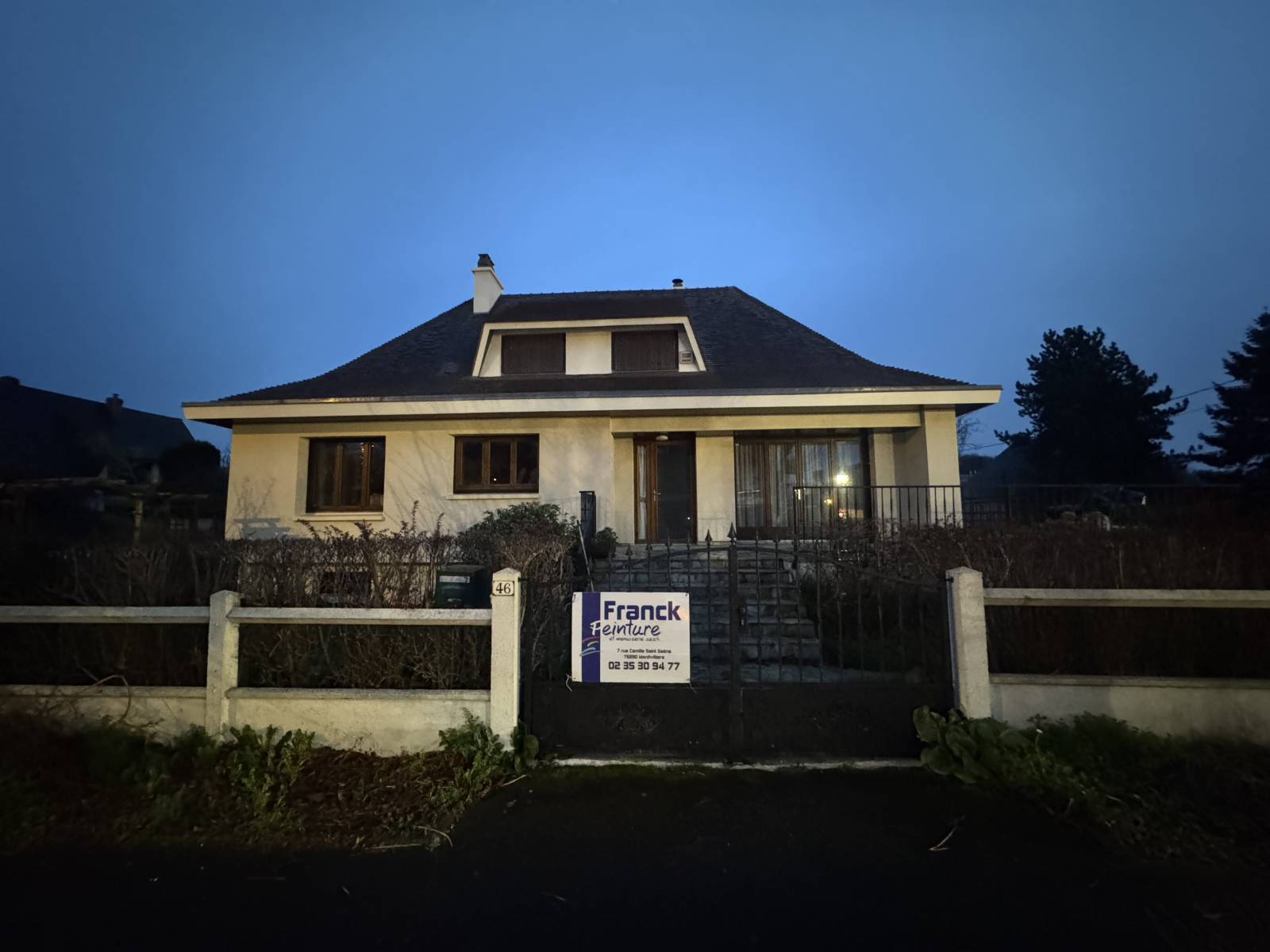 Ravalement d'une façade extérieure de maison avec Franck Peinture et Menuiserie 