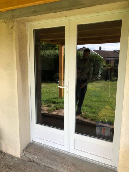 Réaliser la pose d'une porte fenêtre pvc par un menuisier proche Le Havre 76