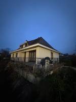 Ravalement d'une façade extérieure de maison avec Franck Peinture et Menuiserie 